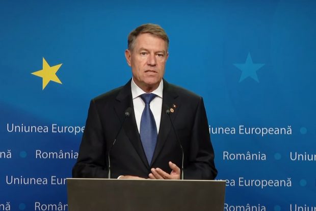 LIVE | Iohannis anunță că nu se poate face nimic pe termen scurt și îi apără pe miniștri, acuzând „vânătoarea de vrăjitoare” și spunând că „vinovații nu sunt în România”