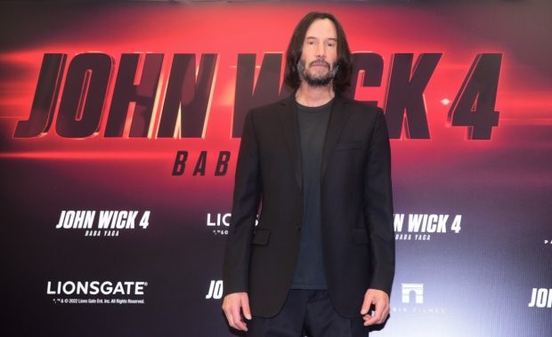 Keanu Reeves, în promovare cu filmul „John Wick 4”, care va apărea în martie 2023. A mulțumit publicului din Brazilia în genunchi
