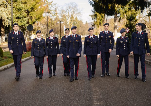 „Vă dați seama că nu sperăm la un război, ar trebui să nu ai toate țiglele pe casă să-ți dorești așa ceva”. Liceeni militari povestesc ce înseamnă pentru ei patriotismul 