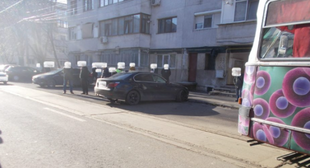 Linie de tramvai blocată timp de o oră de mașina parcată de o șoferiță, la Brăila: „Aveam programare la extensie de gene și mă grăbeam!”