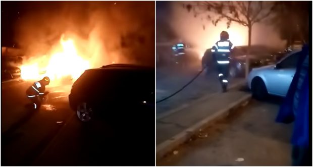 Cinci mașini au fost cuprinse de flăcări pe o stradă din Craiova. O șoferiță a sărit din autovehicul |  VIDEO