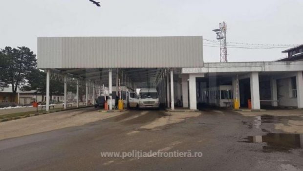 Trei bărbați îmbrăcați în haine militare și cu pașapoarte spaniole au încercat să introducă în România muniție și explozibil