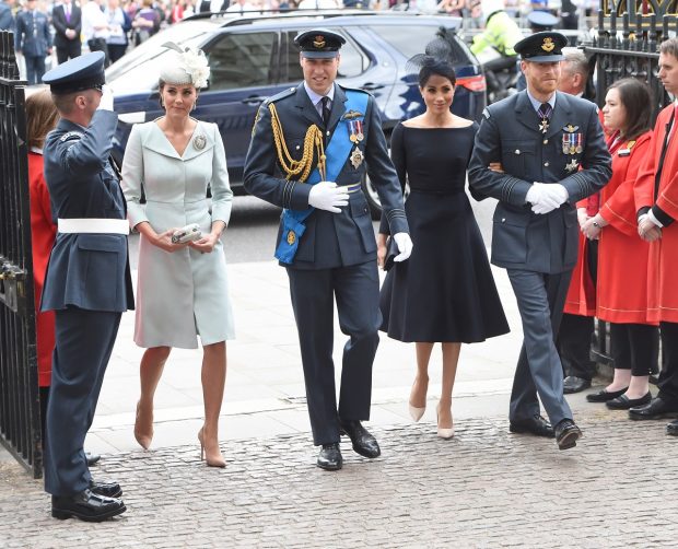 Cum era îmbrăcată Meghan Markle când i-a întâlnit prima oară pe Prințul William și pe Kate Middleton: „Atitudinea protocolară din public ajunge și în interior”