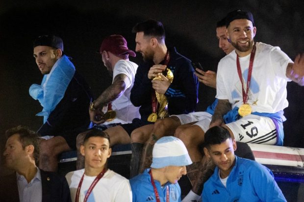 Messi, aproape să fie dărâmat din autocarul care a defilat prin Buenos Aires la revenirea echipei în Argentina. Paredes a rămas fără șapcă