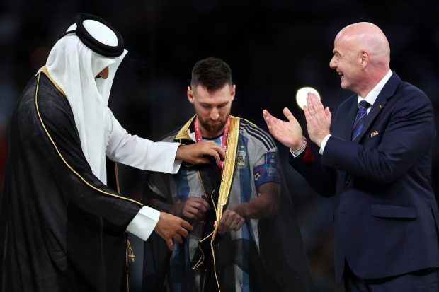 Fanii argentinieni, foarte interesați de mantia oferită lui Messi după finala Cupei Mondiale. Vânzări istorice de bisht la Doha