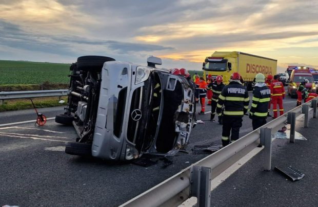 Un mort și 8 răniți, după ce un microbuz s-a răsturnat pe autostradă în Arad