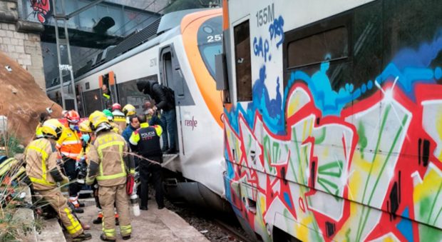 Peste 150 de răniți, după ce două trenuri s-au ciocnit într-o gară din Barcelona