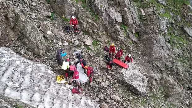 Un bărbat a alunecat pe o potecă ce duce spre Vârful Moldoveanu. Elicopterele SMURD nu pot interveni din cauza vremii nefavorabile