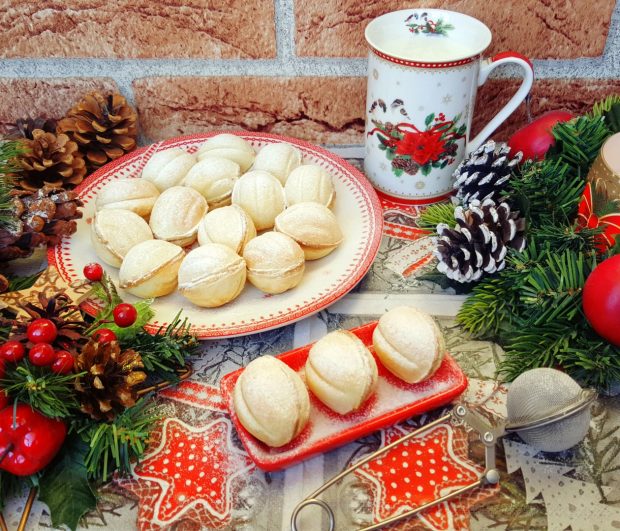 Nuci umplute cu cremă de ciocolată și nucă măcinată