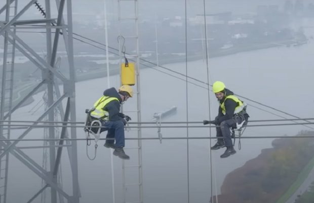 Muncitori români, filmați pe cei mai înalți stâlpi electrici din Olanda, la 163 de metri înălțime: „Muncă amețitoare” | VIDEO