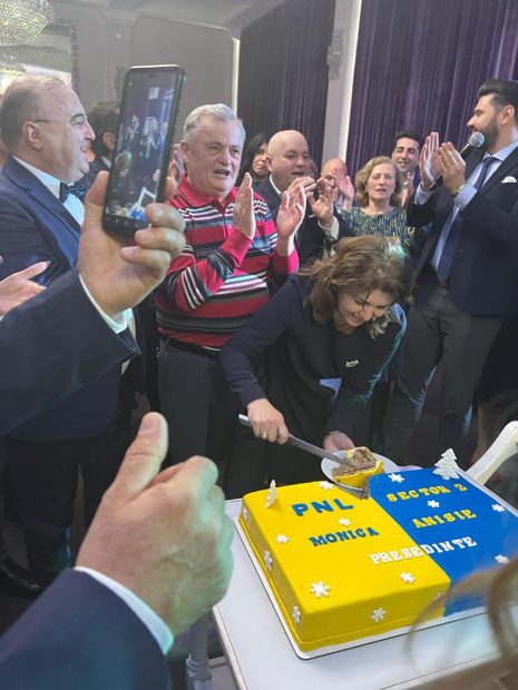 Liberala Monica Anisie a împărțit tortul de Crăciun cu fostul primar PSD de la Sectorul 2, Neculai Onțanu. „Nu se pune problema de vreo alianţă”