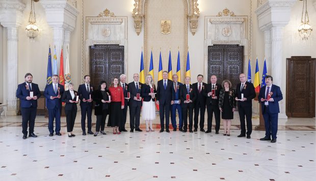 Klaus Iohannis a decorat mai mulţi oameni de 1 Decembrie. Cine sunt aceștia
