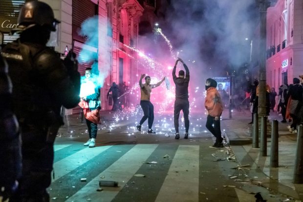 Ciocniri între poliție și suporteri la Paris după calificarea Franței și Marocului în semifinalele Cupei Mondiale. VIDEO