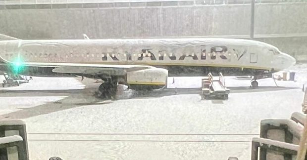 Români blocați de peste 10 ore pe Aeroportul Luton din Londra