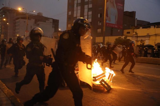 Confruntări între poliție și protestatari în Peru, la câteva zile după înlăturarea președintelui. Cel puțin 20 de răniți