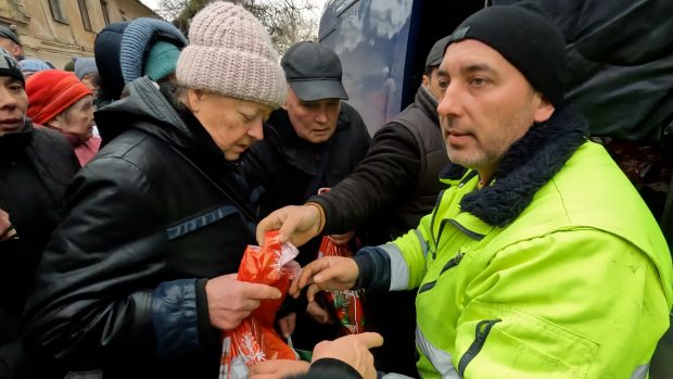 CORESPONDENȚĂ DIN HERSON, orașul bombardat în continuare de ruși. La drum, alături de românul care le-a dus cadouri și ajutoare de Crăciun celor de aici