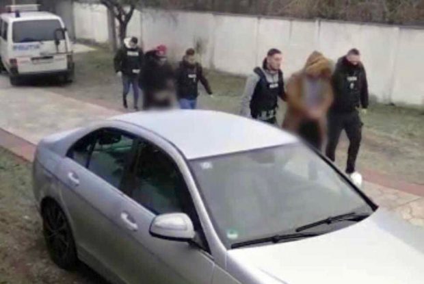Doi hoți, reținuți de Poliție după ce au pus bandă adezivă pe gura unei femei şi a nepoţilor și au furat bani și bijuterii