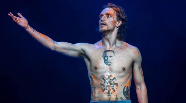 Un teatru din Milano a anulat spectacolul unui dansator rus care are pe corp trei tatuaje cu fața lui Vladimir Putin