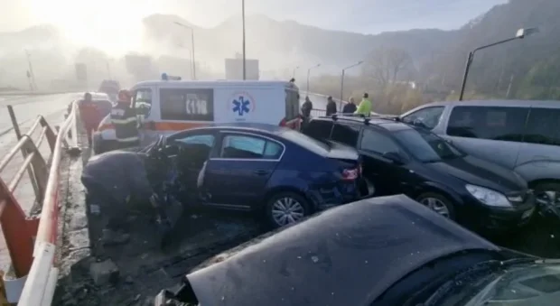 Primăria Brașov, amendată cu 3000 de lei după accidentul în lanț, în care au fost implicate 16 mașini și o ambulanță