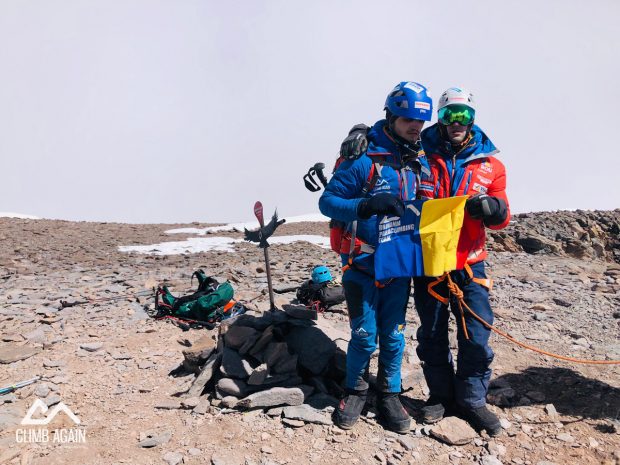 Depășirea imposibilului: doi sportivi din România, care văd împreună aproximativ 1%, au ajuns pe Vârful Aconcagua, de aproape 7.000 de metri
