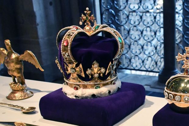 Coroana istorică Sfântul Edward, scoasă din Turnul Londrei pentru a fi modificată în vederea încoronării regelui Charles