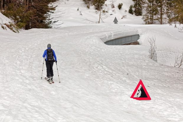 O avalanșă produsă în vestul Austriei a îngropat sub zăpadă zece oameni. 100 de salvatori încearcă să îi găsească
