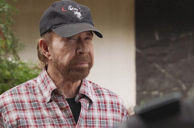 Chuck Norris are o fiică dintr-o relație extraconjugală, despre care nu a știut timp de 26 de ani