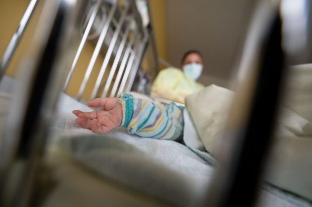 Germania se confruntă cu o lipsă „catastrofală” de paturi la pediatrie din cauza unui virus respirator: „Copiii mor pentru că nu îi mai putem trata”