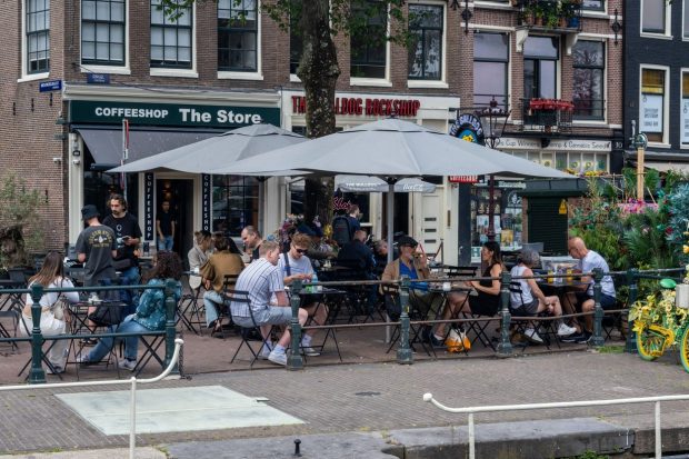Oficialii din Amsterdam vor să interzică, înaintea Crăciunului, consumul de marijuana în centrul orașului. Ce argumente invocă