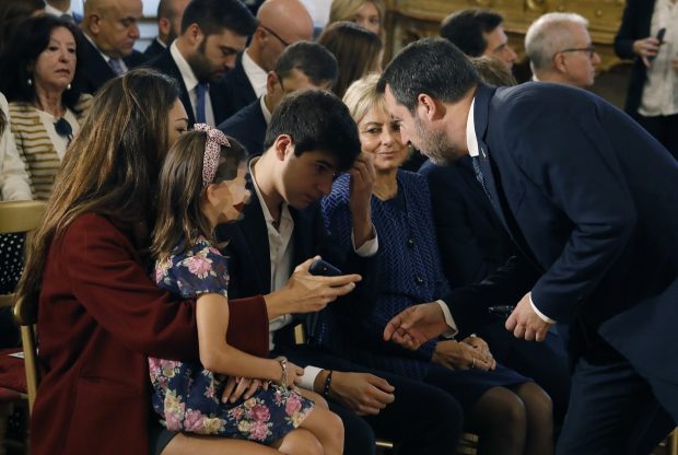 Fiul lui Matteo Salvini a fost jefuit în plină stradă, la Milano. „Au scos un ciob de sticlă și mi l-au pus la gât”
