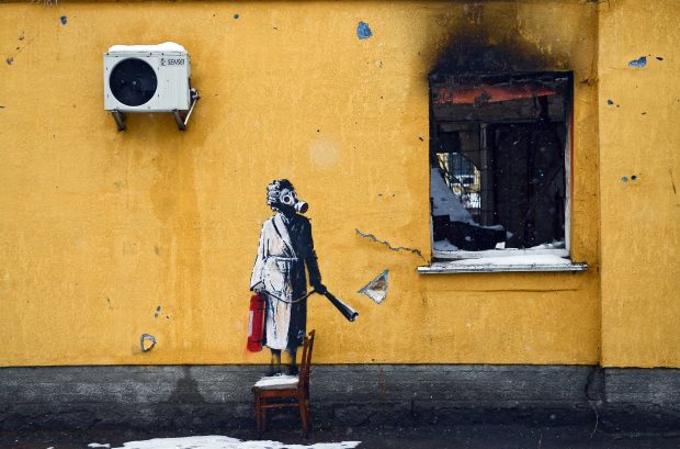 Hoții care încercau să fure un graffiti Banksy în Ucraina, prinși la locul faptei și arestați. Opera decupată din zid nu este deteriorată