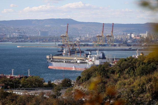 Țările UE au ajuns la un acord final pentru plafonarea la 60 de dolari a prețului petrolului livrat de Rusia