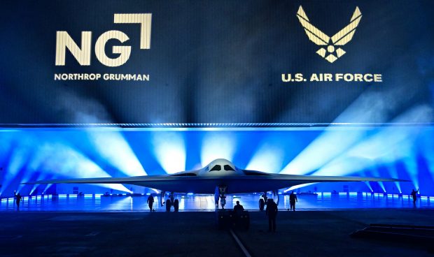 Forțele Aeriene Americane au prezentat noul bombardier invizibil B-21 Raider, capabil să transporte bombe nucleare, fără echipaj