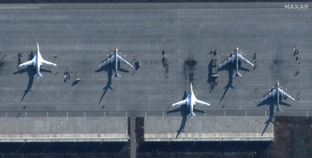 Atacurile asupra bazelor aeriene din Rusia vor avea un puternic impact psihologic, iar Moscova ar putea fi nevoită să-și mute bombardierele, spun oficiali occidentali