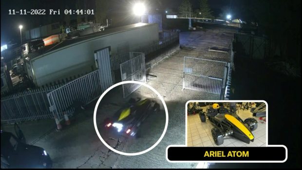 Cum se fură cinci mașini de lux de pe o propietate din Marea Britanie în mai puțin de un minut. Paguba se ridică la peste 800.000 de euro