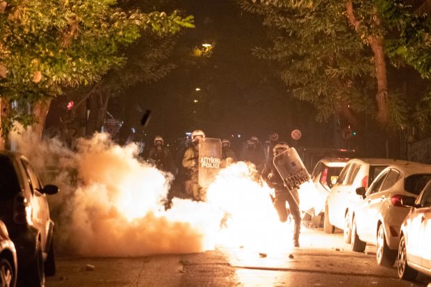 Proteste violente în Atena și Salonic, după ce un adolescent a fost împușcat de un polițist în timpul unei urmăriri | VIDEO