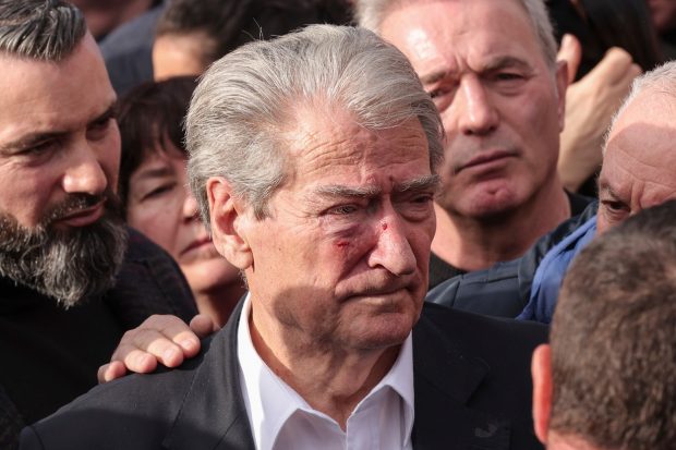 Liderul opoziției albaneze, lovit cu pumnul în față în timpul unui protest antiguvernamental din Tirana