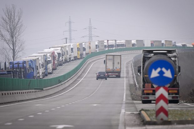 Trafic intens la vamă. Camioanele așteaptă 500 de minute la Siret să iasă din țară și 480 de minute la Negru Vodă să intre în România