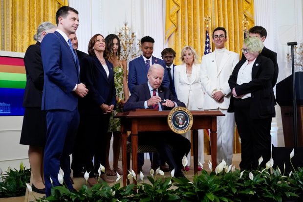 Căsătoriile între persoanele de același sex, protejate de o lege adoptată de Congresul SUA. Biden spusese în urmă cu 10 ani că acest pas va fi „inevitabil”