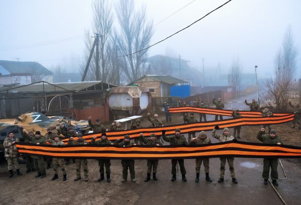Profanarea panglicii militare a Sfântului Gheorghe, incriminată în Rusia. Ce pedepse riscă cei care încalcă noua lege