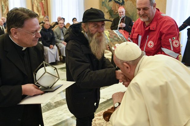 Papa Francisc a sărutat mâna unui bărbat fără adăpost, în ziua când a împlinit 86 de ani