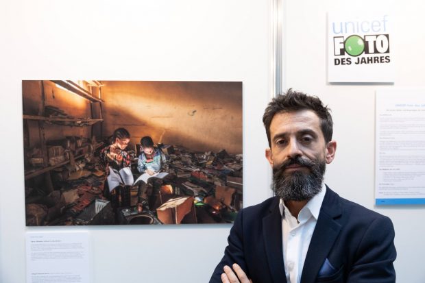 Fotografia Anului 2022 desemnată de UNICEF: Doi copii din Etiopia citind într-o școală devastată de război