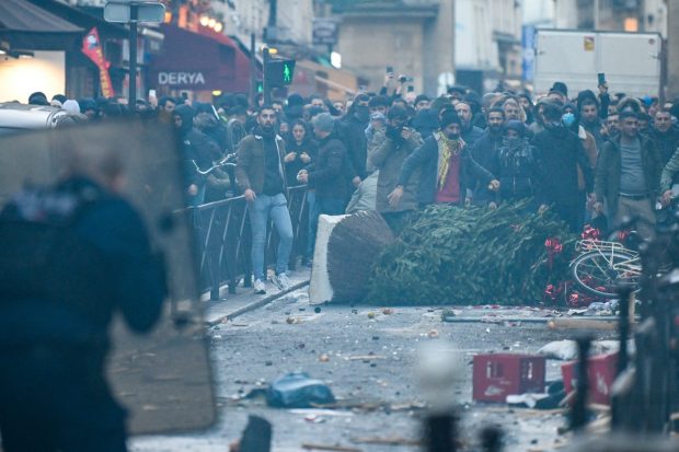 Confruntări violente la Paris între manifestanții kurzi și forțele de ordine, după atacul armat soldat cu 3 morți