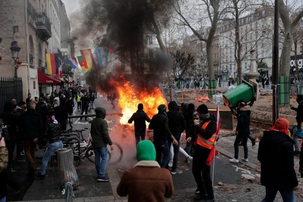 A doua zi de proteste violente la Paris. Confruntări între manifestanți și poliție