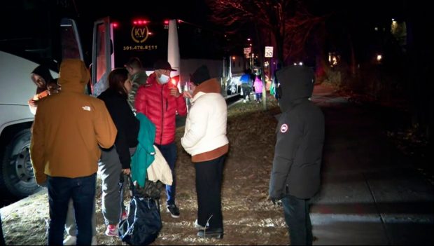 Mai multe autobuze au dus migranți în fața reședinței din Washington a vicepreședintei Kamala Harris