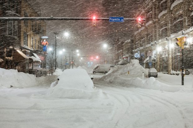 Vremea extremă a transformat oraşul Buffalo într-o „zonă de război”, anunță guvernatorul statului New York. Doar luni au murit 25 de oameni