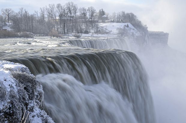Imagini spectaculoase cu cascada Niagara, înghețată parțial după „viscolul secolului” care a lovit SUA