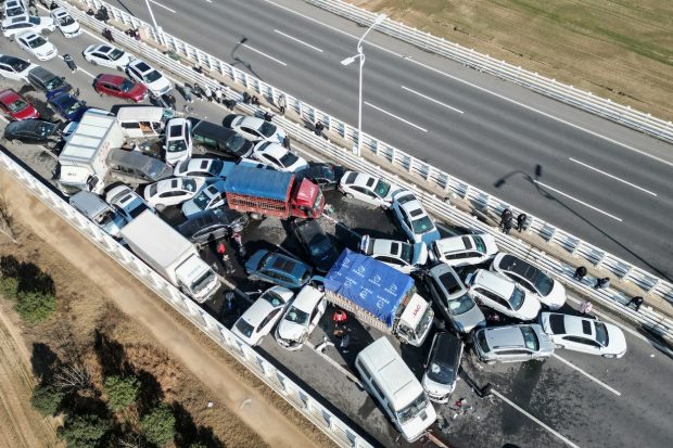 Carambol cu 200 de autovehicule pe un pod în China. „Este prea înfricoşător”. VIDEO