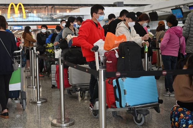 SUA, Italia și alte trei state impun testarea COVID pentru călătorii din China. Într-un avion din Milano, jumătate dintre pasageri au fost testați pozitiv