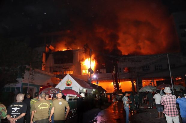 Incendiu puternic la un hotel cazinou din Cambodgia. Cel puţin 10 persoane au murit. VIDEO